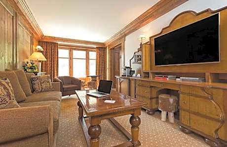 Deluxe Family Suite (2 Adults + 2 Children)