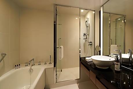 2 Twin Beds, City View