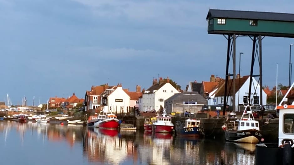AnchorageWells Entire Cottage OR a King Ensuite on Room Only