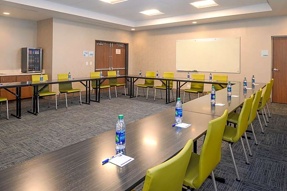 Holiday Inn Express & Suites St. Petersburg - Seminole Area By IHG