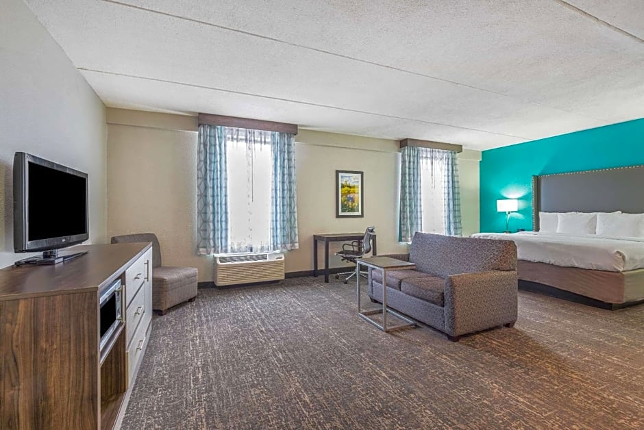 La Quinta Inn & Suites by Wyndham Jamestown, NY-Downtown