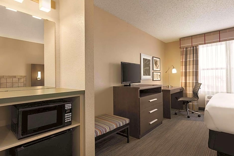 Country Inn & Suites by Radisson, Forest Lake, MN