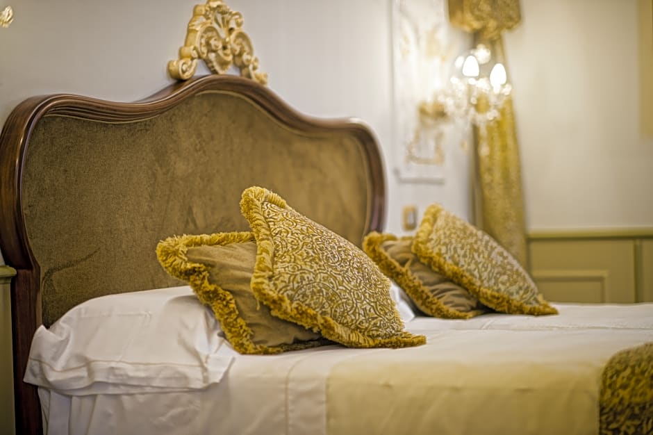 Hotel Monaco & Grand Canal
