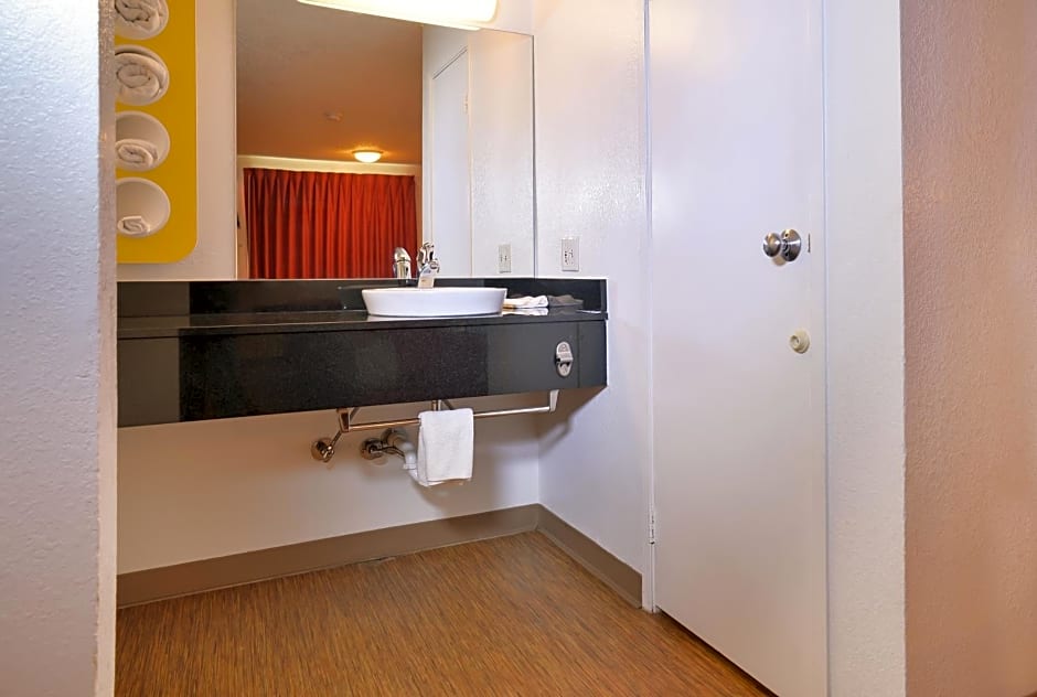 Motel 6-Saint Joseph, MO