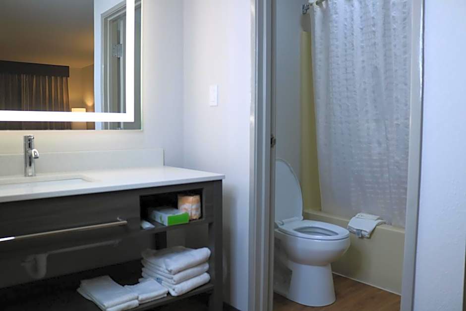 Econo Lodge Inn & Suites Southeast