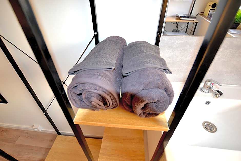 Capstay famars & Netflix