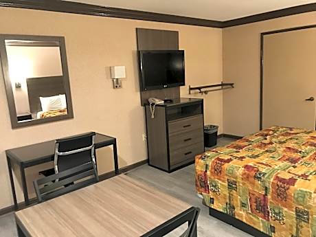 King Room with Roll-In Shower - Disability Access