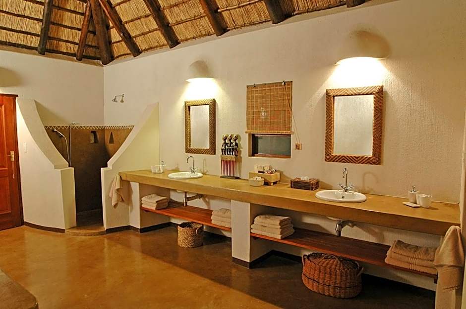 Nyati Safari Lodge