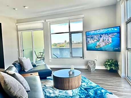 Large Hollywood Corner 2 Bedroom with Private Balcony