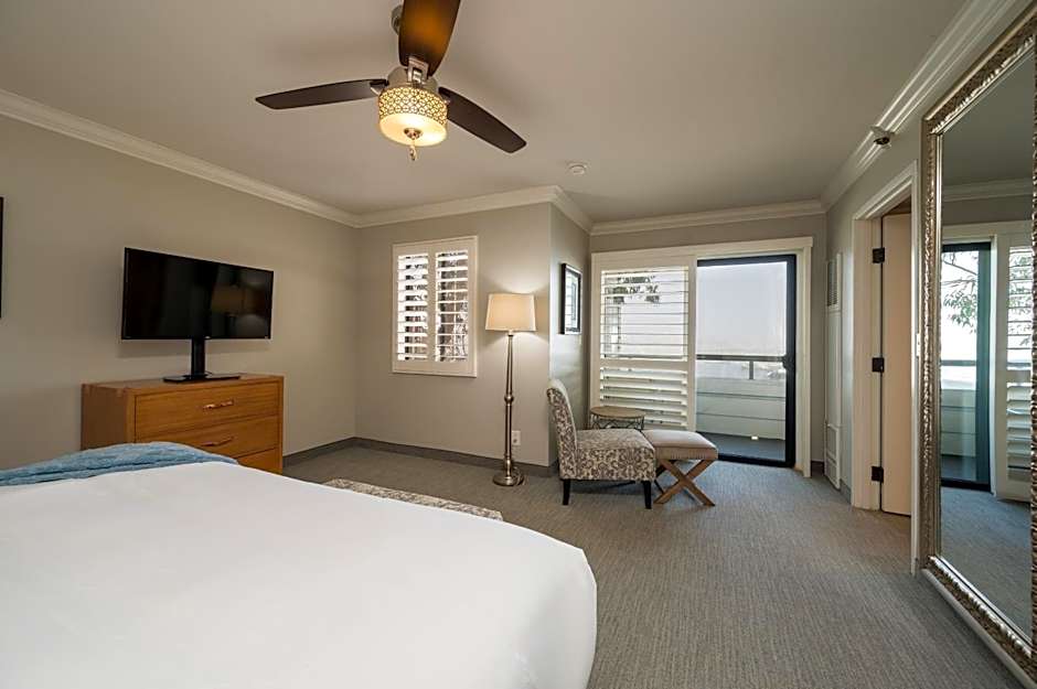 456 Embarcadero Inn & Suites