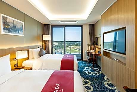 Deluxe Twin Room with Partial Ocean View