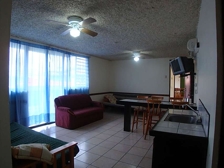 Hotel La Guaria Inn & Suites