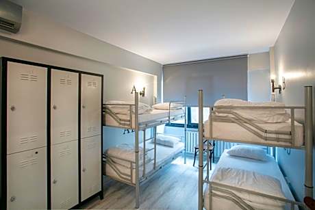 Single Bed in 6-Bed Dormitory Room with Shared Bathroom