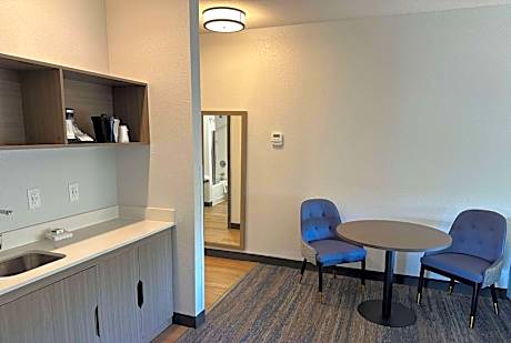 One-Bedroom King Suite - Non-Smoking