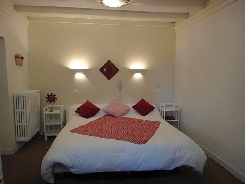 Logis Hotel le Petit Manoir Rest. la Tonnelle