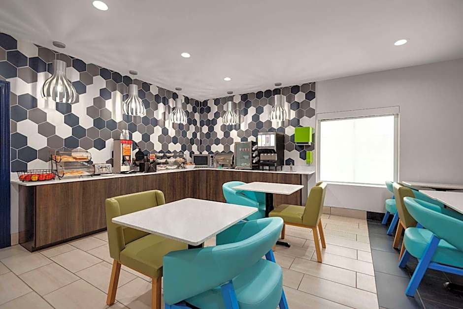 La Quinta Inn & Suites by Wyndham Gonzales