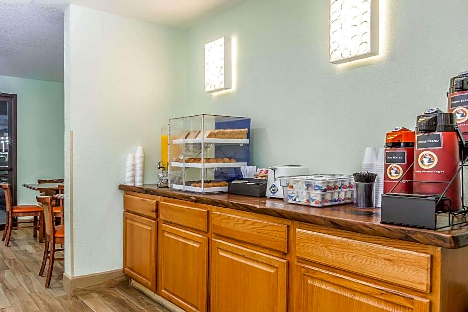 Econo Lodge Inn & Suites