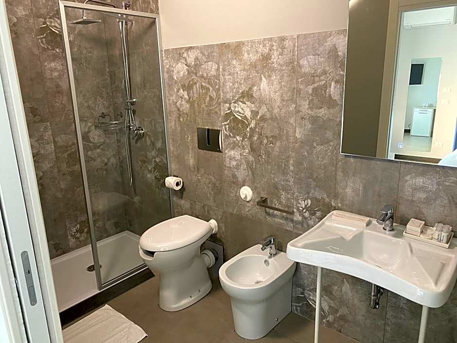 Skyline Rooms & Suites