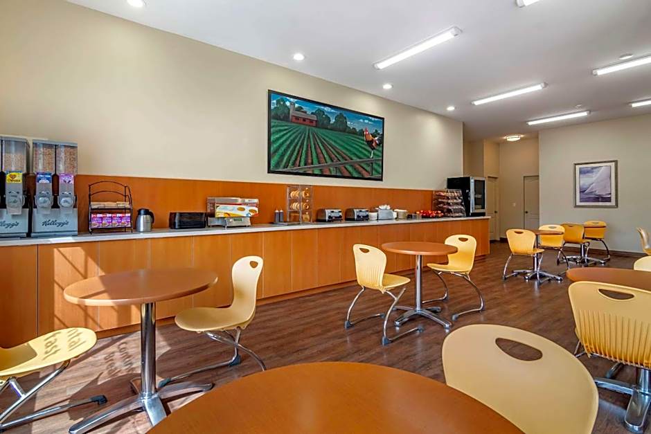 Econo Lodge Inn & Suites