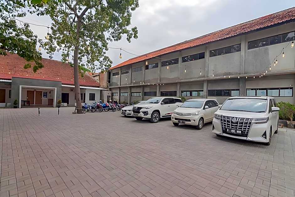 RedDoorz near Alun-Alun Garut