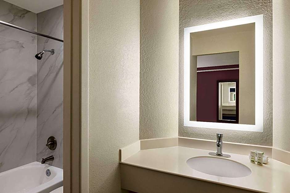 La Quinta Inn & Suites by Wyndham San Antonio Lackland
