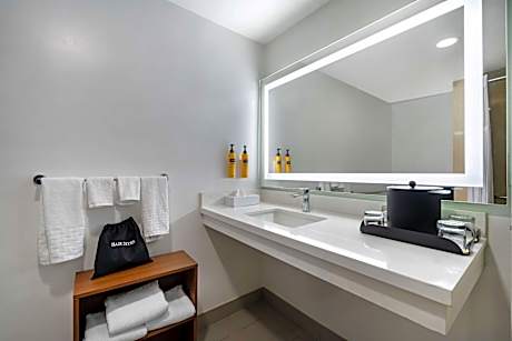 Queen Room with Two Queen Beds and Roll-In Shower - Mobility Access/Non-Smoking