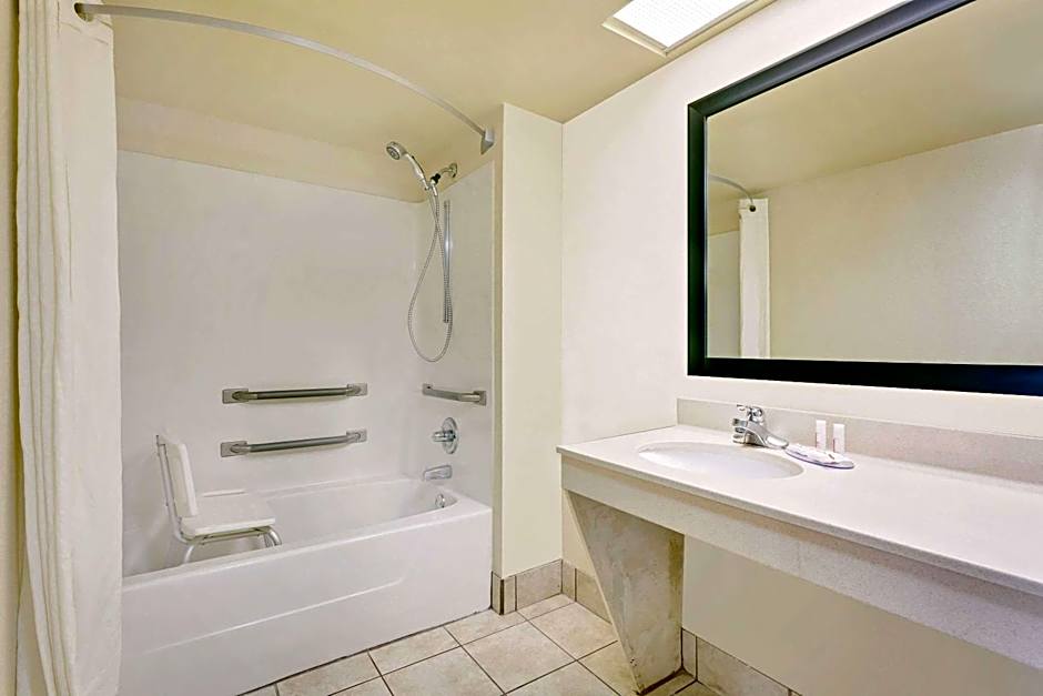 Super 8 by Wyndham Byron/South Macon