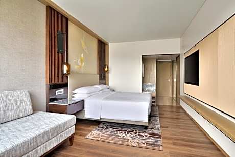 Deluxe Guest room, 1 King, Pool view