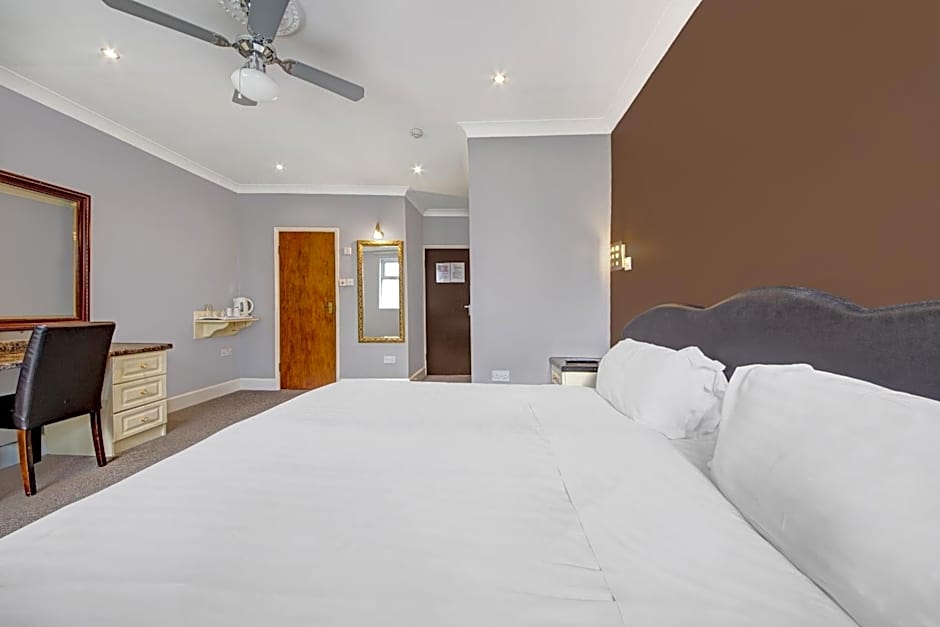 OYO Bostons Manor Hotel