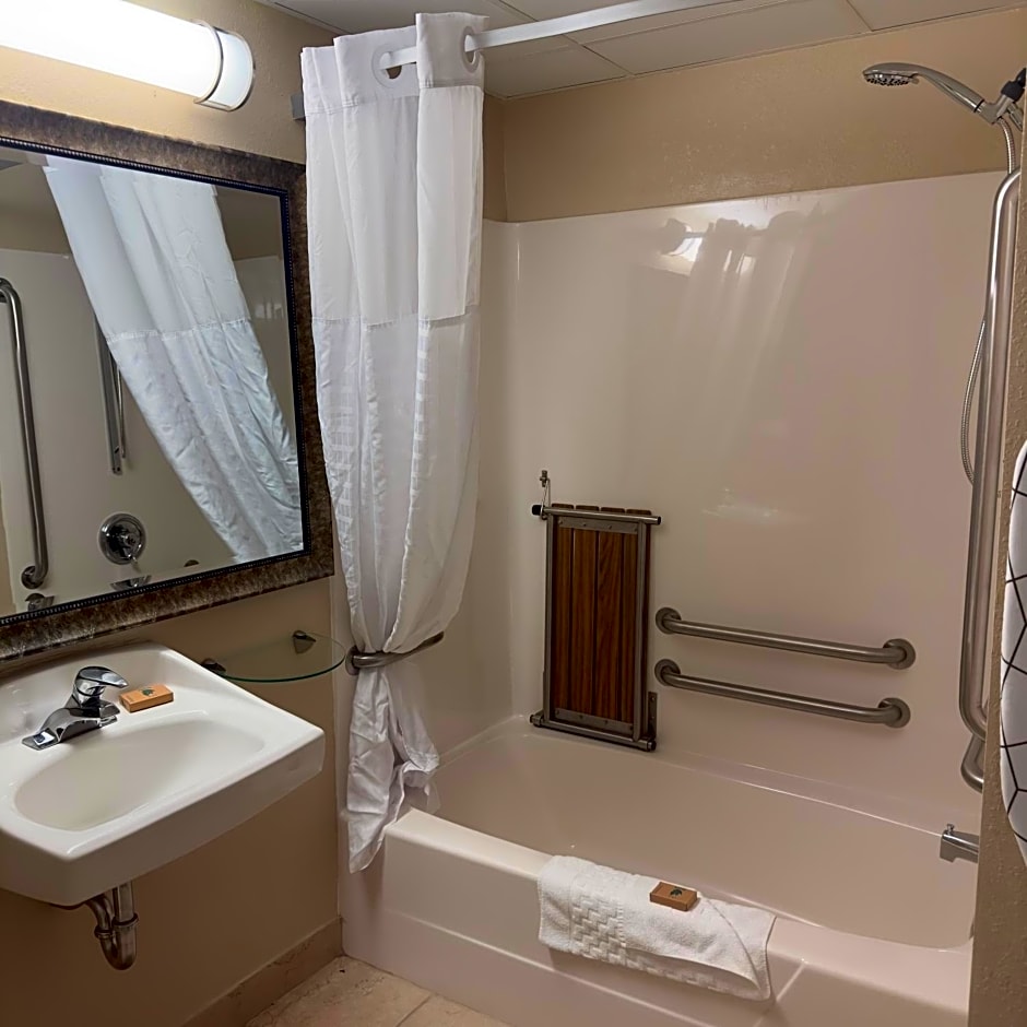 Duluth Inn & Suites Near Spirit Mountain