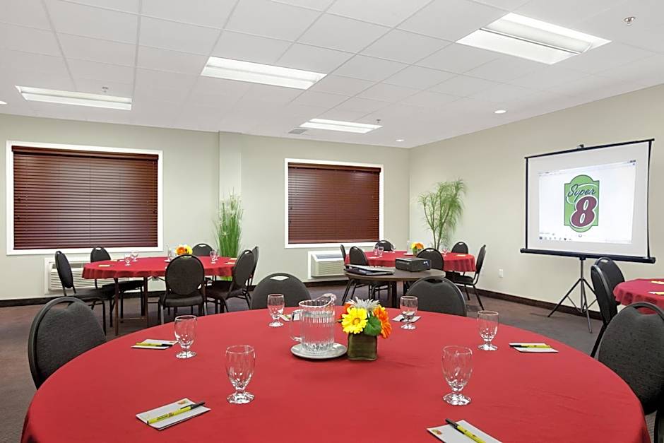 Super 8 by Wyndham Red Lake ON