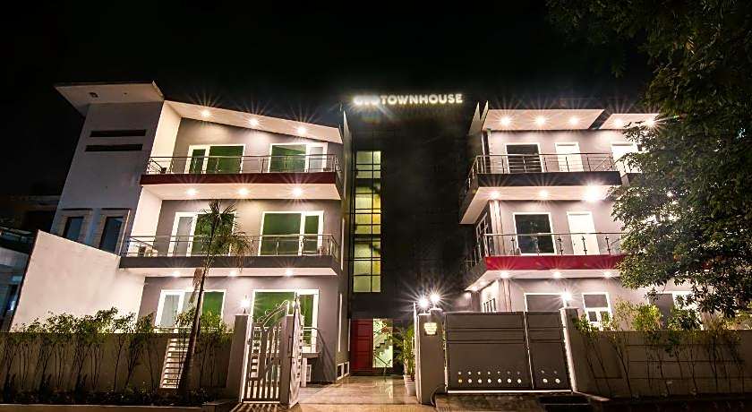 Super Townhouse Galleria Market Near Golf Course Road