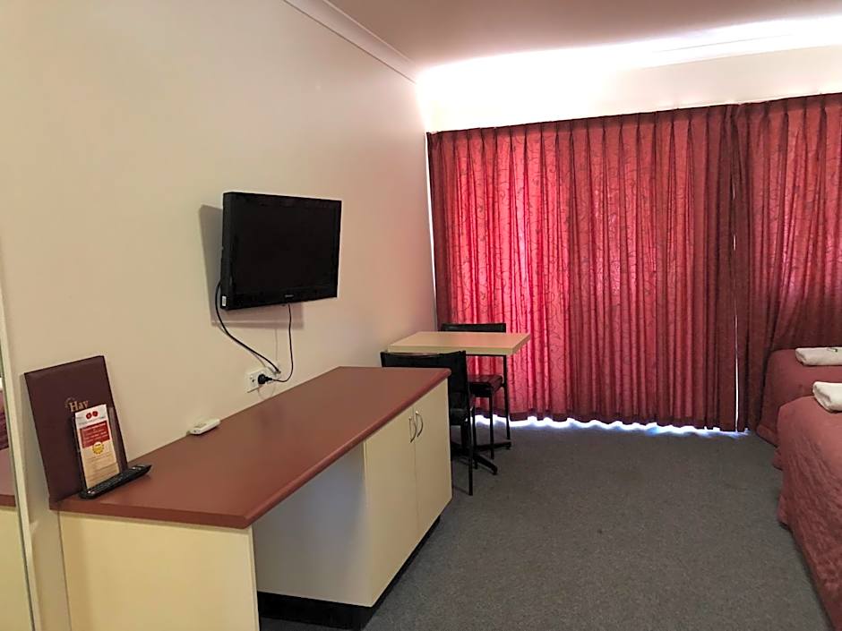 Outback Quarters Motel Hay and Restaurant