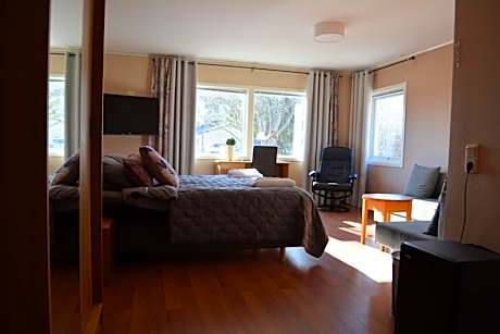 Family Room (2 Adults + 2 Children)
