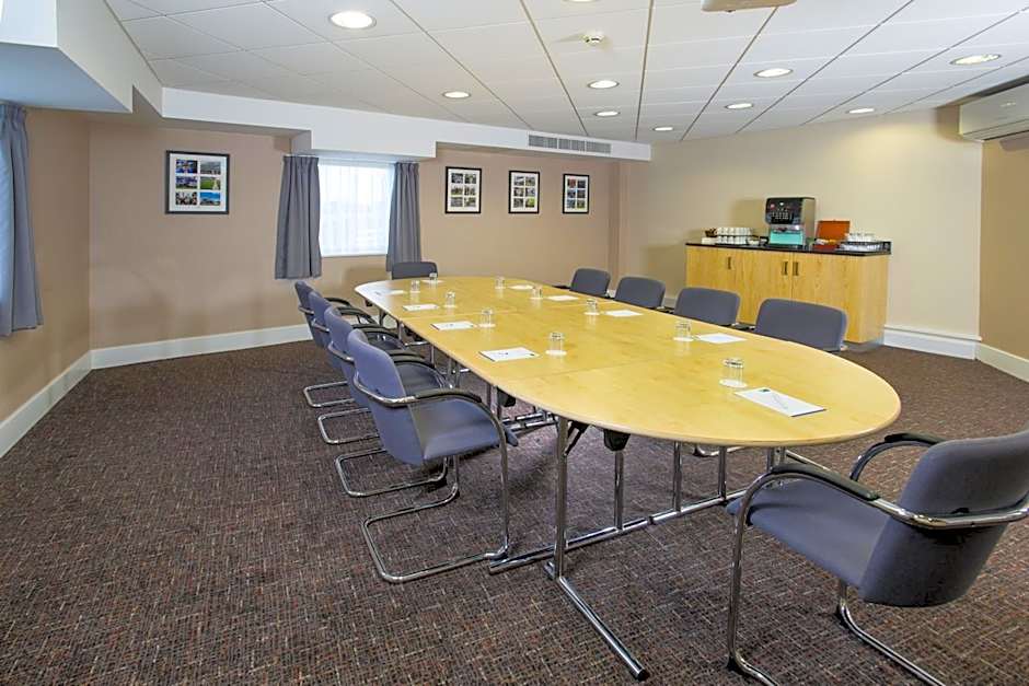 Holiday Inn Express London - Epsom Downs By IHG