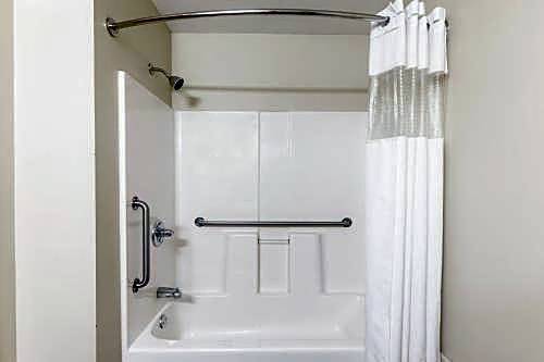Super 8 by Wyndham Liverpool/Clay/Syracuse Area