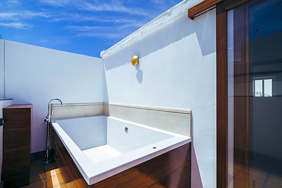 El Charco Suites