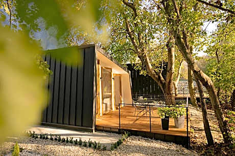 Blisku do Gradot - Riverfront Luxury Cabins