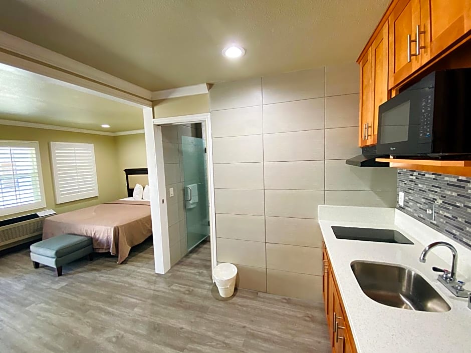 Le Blanc Inn & Suites