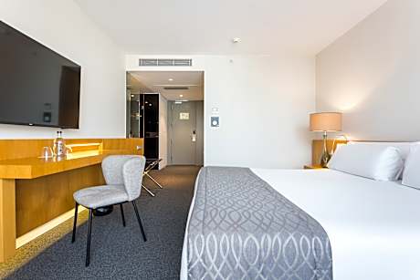 FAMILY ROOM 5 PEOPLE