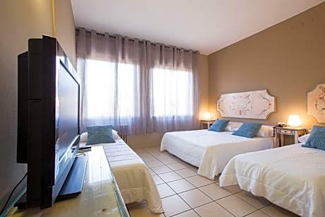 Quadruple Room (1 Double Bed and 2 Twin Beds)