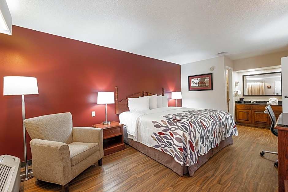 Red Roof Inn & Suites Calhoun