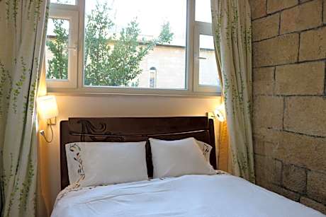 Deluxe Queen Suite