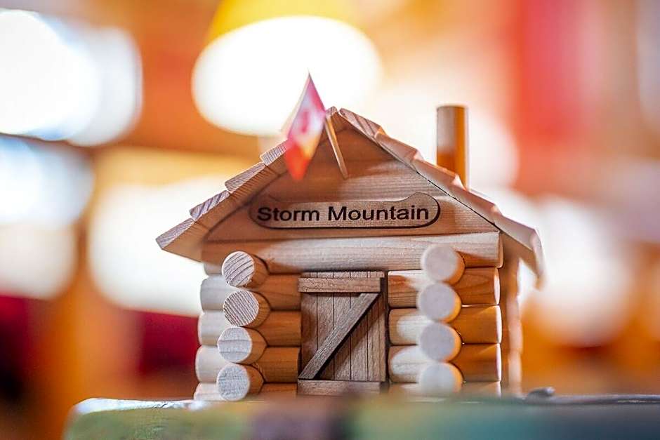 Storm Mountain Lodge Cabins Dining