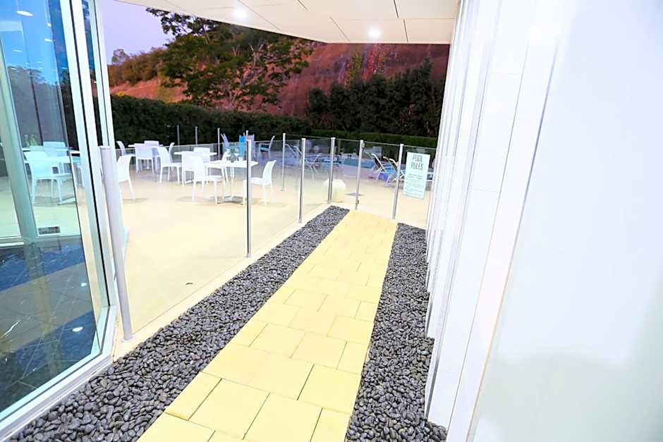 Springfield Lakes Hotel