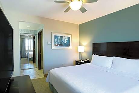 Two-Bedroom Suite - Non-Smoking - 1 King - 1 Queen