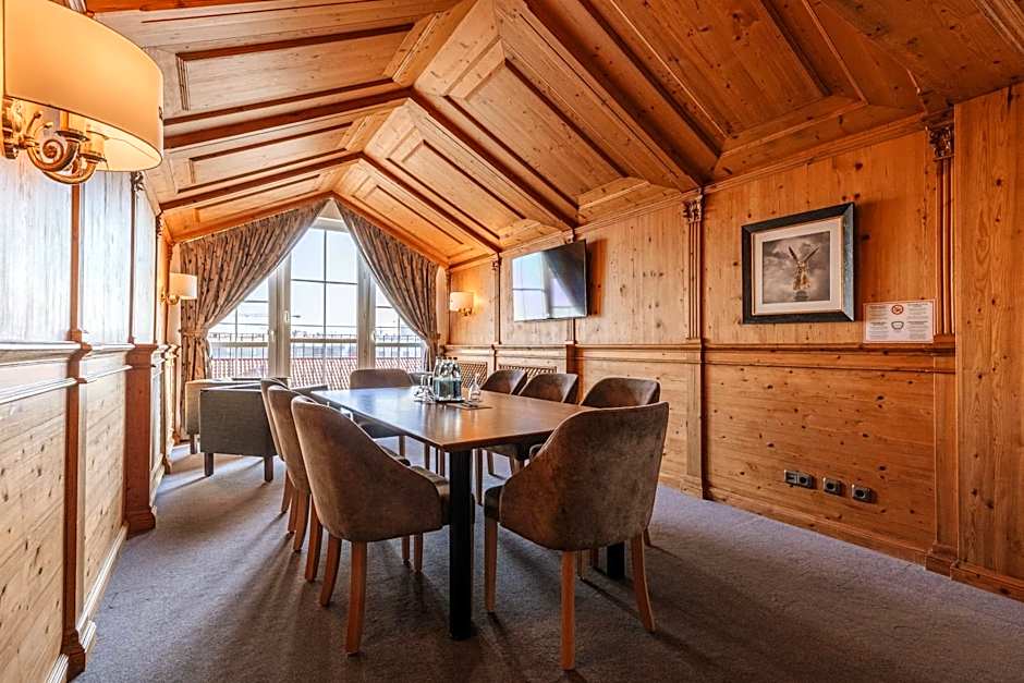 Kings Hotel First Class