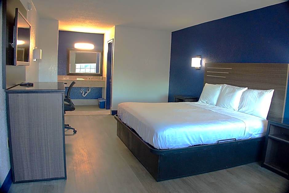 Photo 1 of 10 of 1 King Bed, Nonsmoking