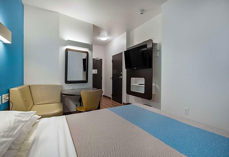 Motel 6-Poplar Bluff, MO