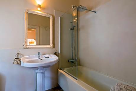 Deluxe Double Room with Side Sea View